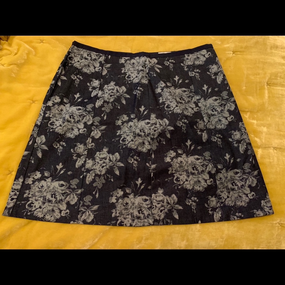 ✨HP✨ NWOT Gap skirt